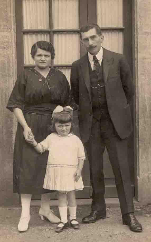 Rosalie BONNEFOND, son mari Henri FAURE et une de leur fille Marcelle (mère de l